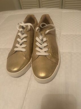 Metallic gold, tennis shoes